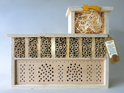 Bienenherberge, Insektenhotel, Nisthilfe, Insektenhotel, nachhaltig, ökologisch, Porta Nigra, Geschenk, Garten, Balkon, Terrasse, Bienensterben, Bruthilfe, Bienen, Wildbienen, Naturholz, Natur, natürlich, integrativ, Trier, Lebenshilfe, AirBnb, Bienenhotel, Weihnachten, Krippe, Stern, Weihnachtsgeschenk, Herberge